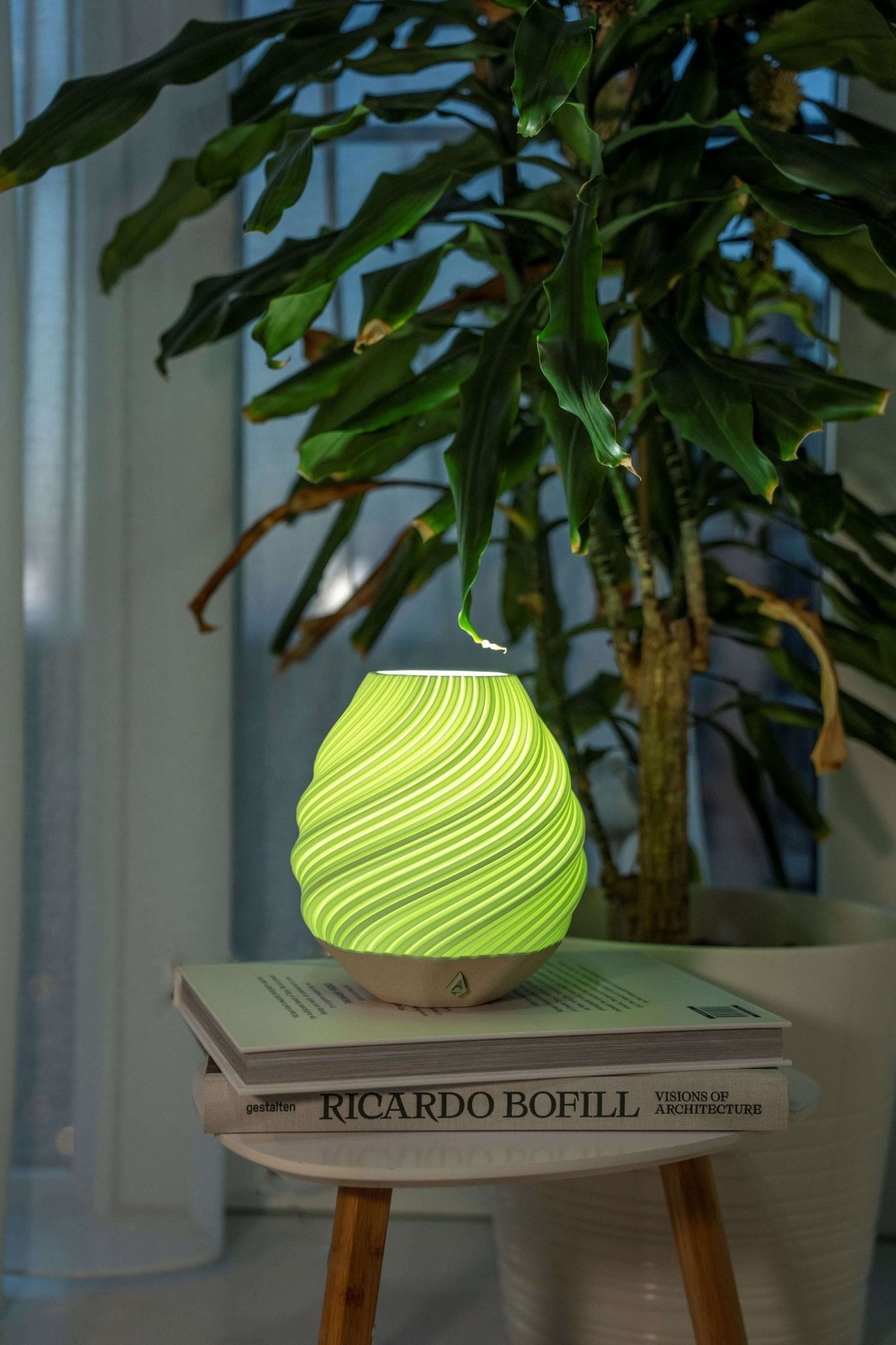 De vloeiende lijnen geven de lamp een sculpturale uitstraling en zorgen voor een warm, zacht licht dat iedere ruimte op een subtiele manier verrijkt.
