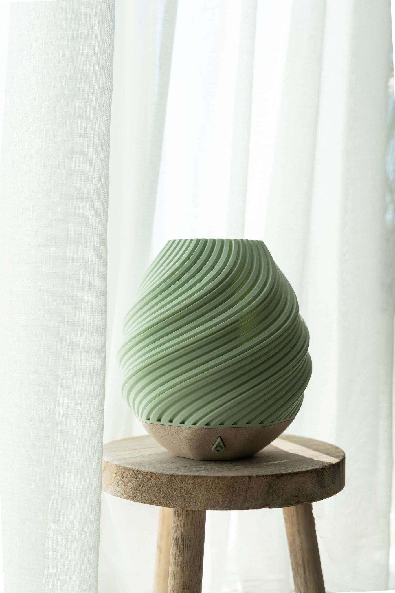 De vloeiende lijnen geven de lamp een sculpturale uitstraling en zorgen voor een warm, zacht licht dat iedere ruimte op een subtiele manier verrijkt.