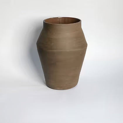 Keramieken vaas in chocoladebruin met een hoekige schouder.