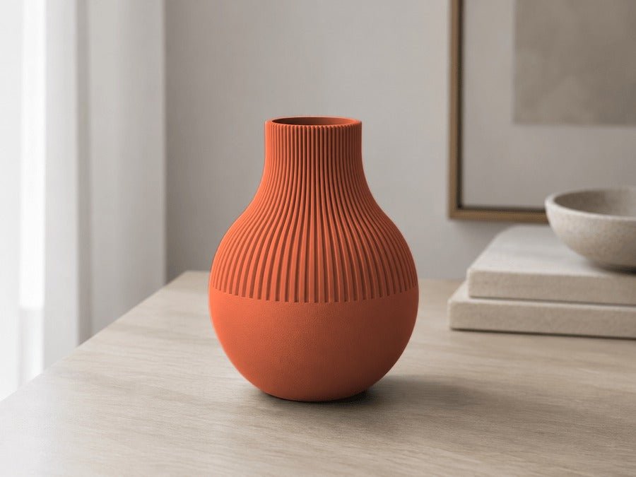 Vaas met geribbelde hals en gladde bolle onderkant in terracotta.