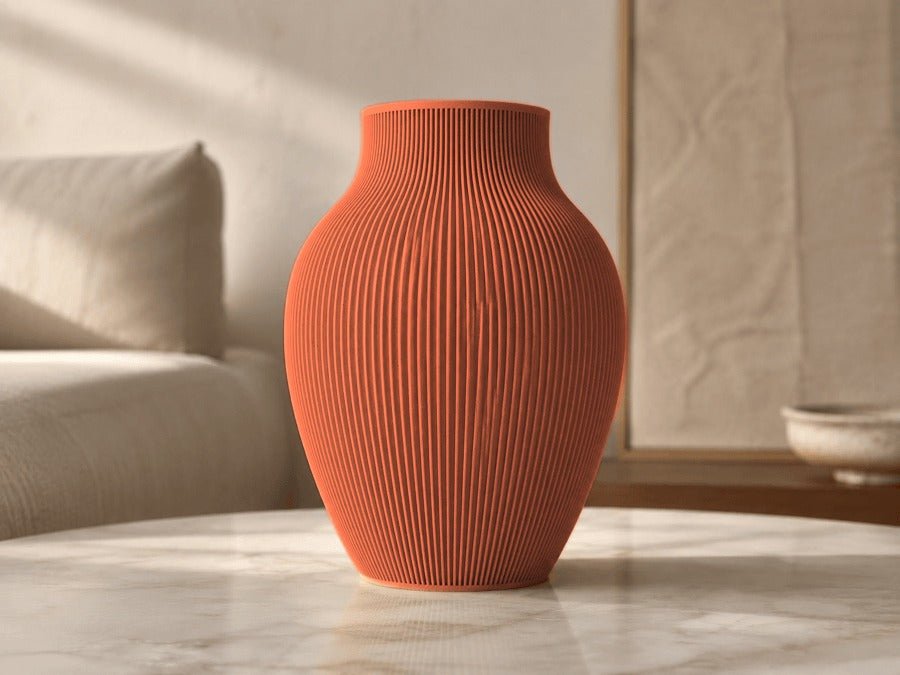 Vaas met fijne verticale ribbels en brede bolle romp in terracotta.
