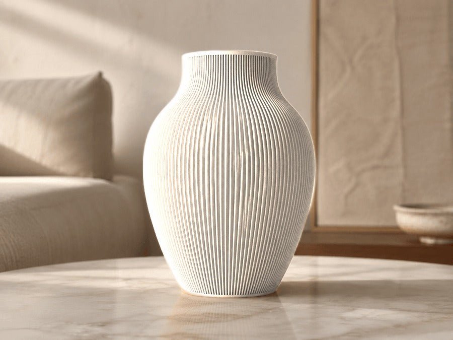 Vaas met fijne verticale ribbels en brede bolle romp in mat wit.