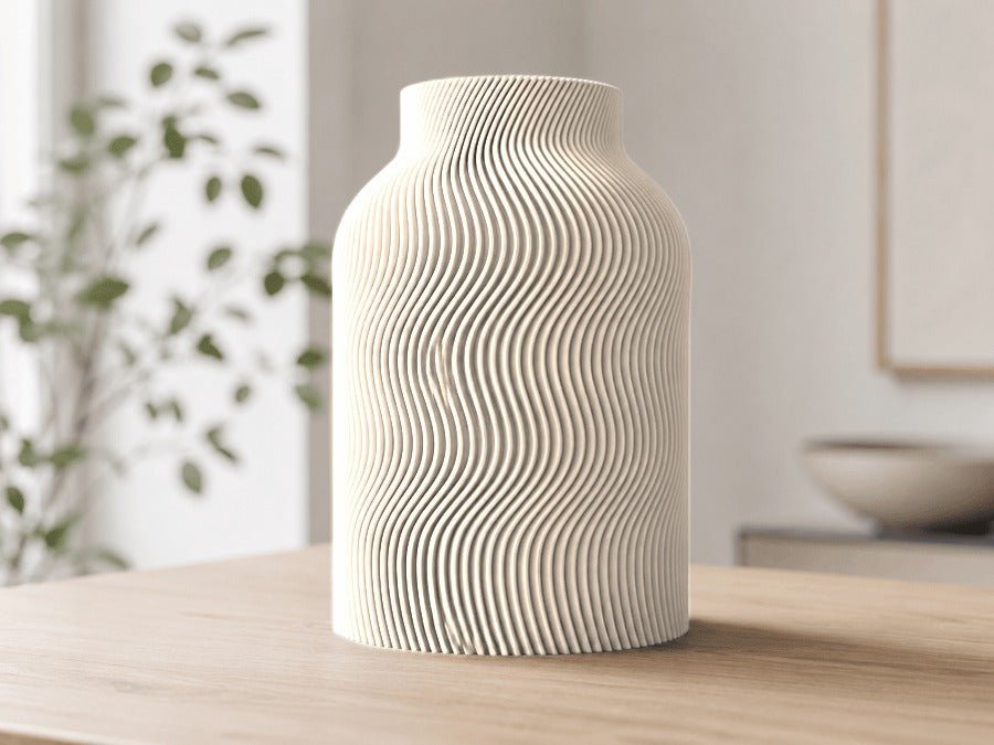 Vaas met golvende ribbels in mat wit op een houten tafel.