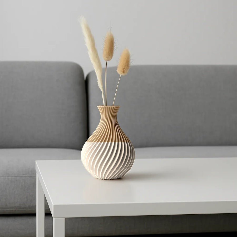 Vaas met gedraaide golvende ribbels in mat wit, met droogbloemen erin.