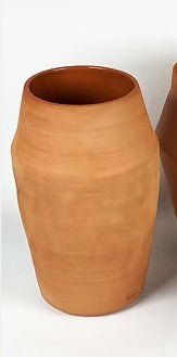 Bolle keramieken vaas in terracotta met zichtbare draairingen.