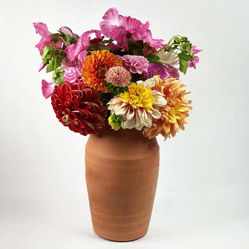 Terracotta keramieken vaas met een kleurrijk zomerboeket.