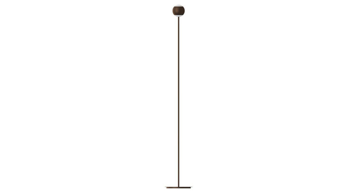Bronskleurige vloerlamp met een verlichte bol op een dunne stang.