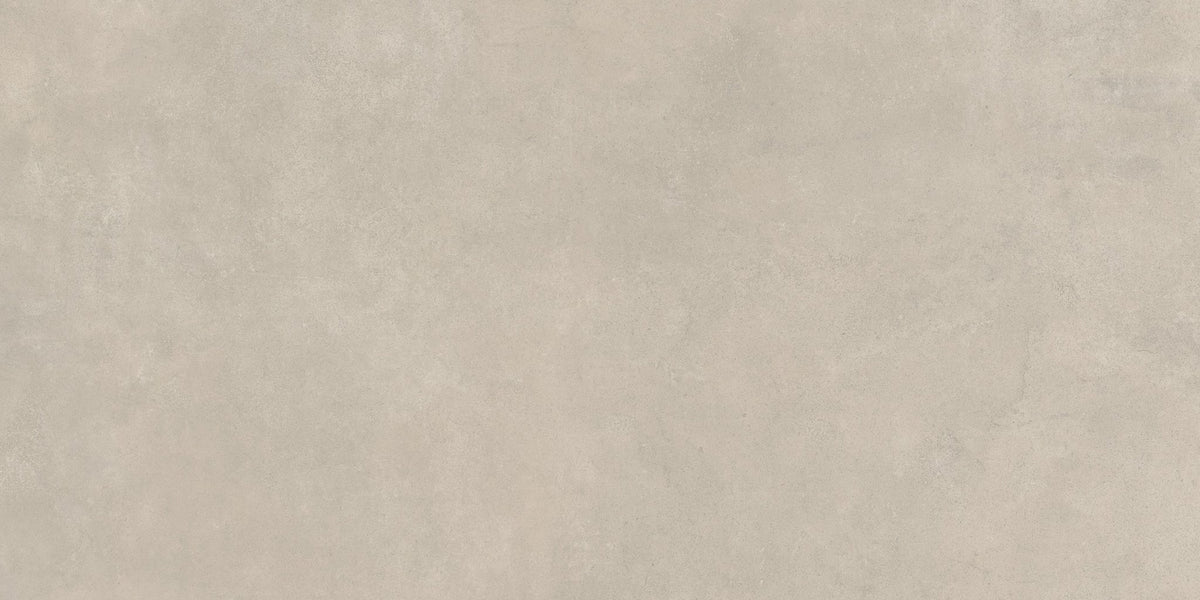 Detail van een beige betonlook vloertegel met matte afwerking.