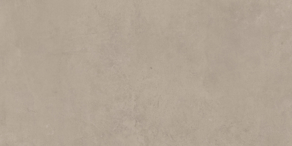 Grijsbeige betonlook vloertegel met lichte kleurverschillen in het oppervlak.