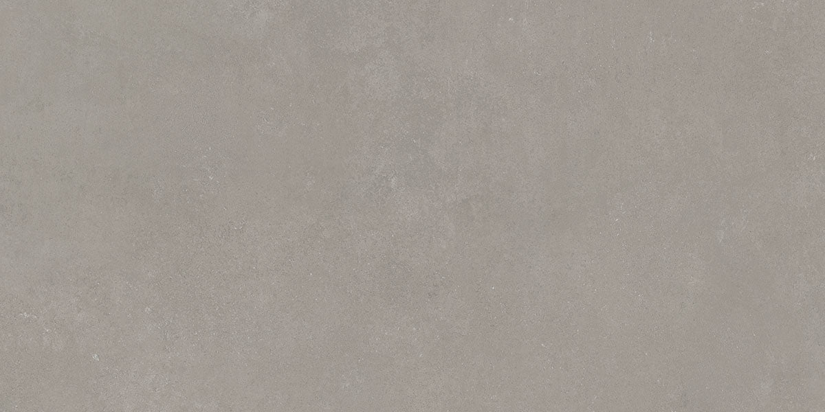 Taupe betonlook vloertegel met een fijne, gevlekte structuur.