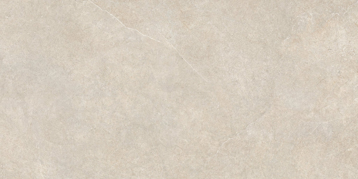 Beige kalksteenlook vloertegel met zachte overgangen tussen licht en donker.