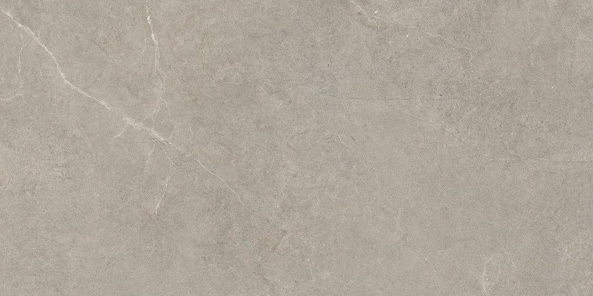 Taupe kalksteenlook vloertegel met lichte kleurverschillen in het oppervlak.