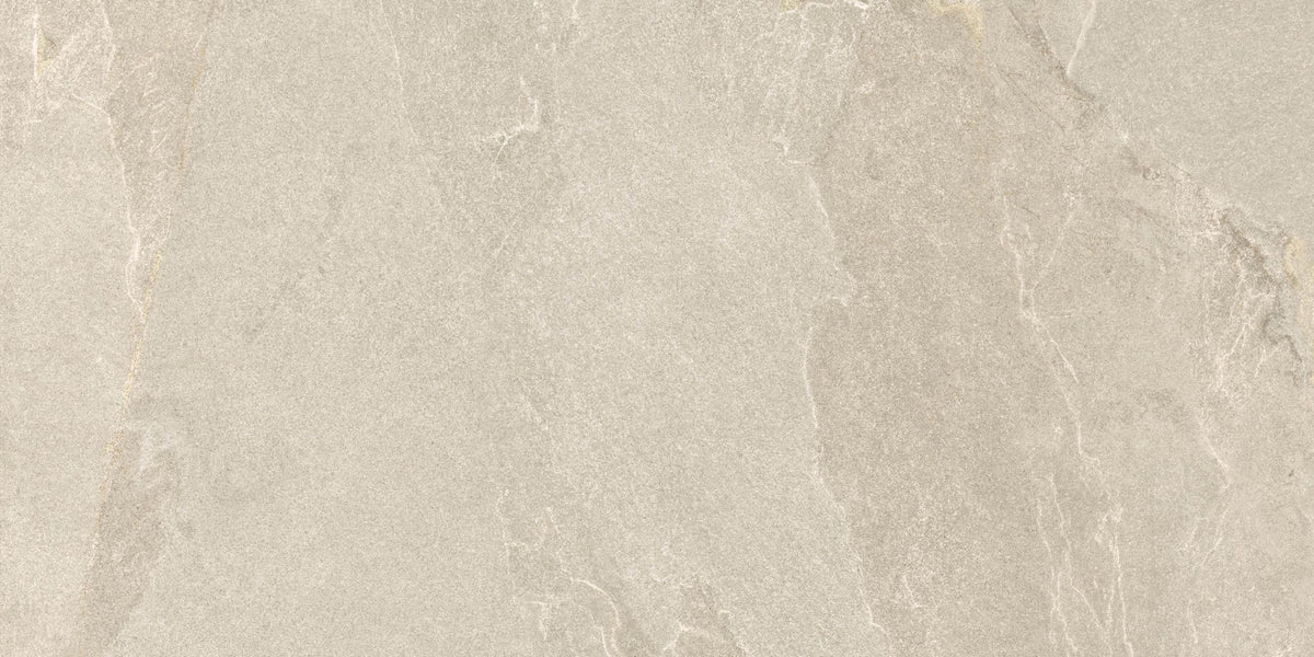 Beige leisteenlook vloertegel met duidelijke, wolkige adering.