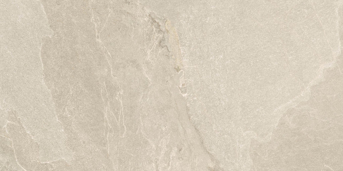 Beige vloertegel met leisteenlook en een wolkige, lichte adering.