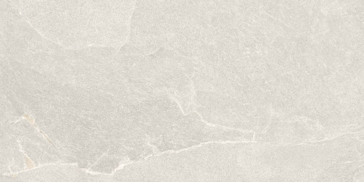 Detail van een bijna witte leisteenlook vloertegel met matte afwerking.