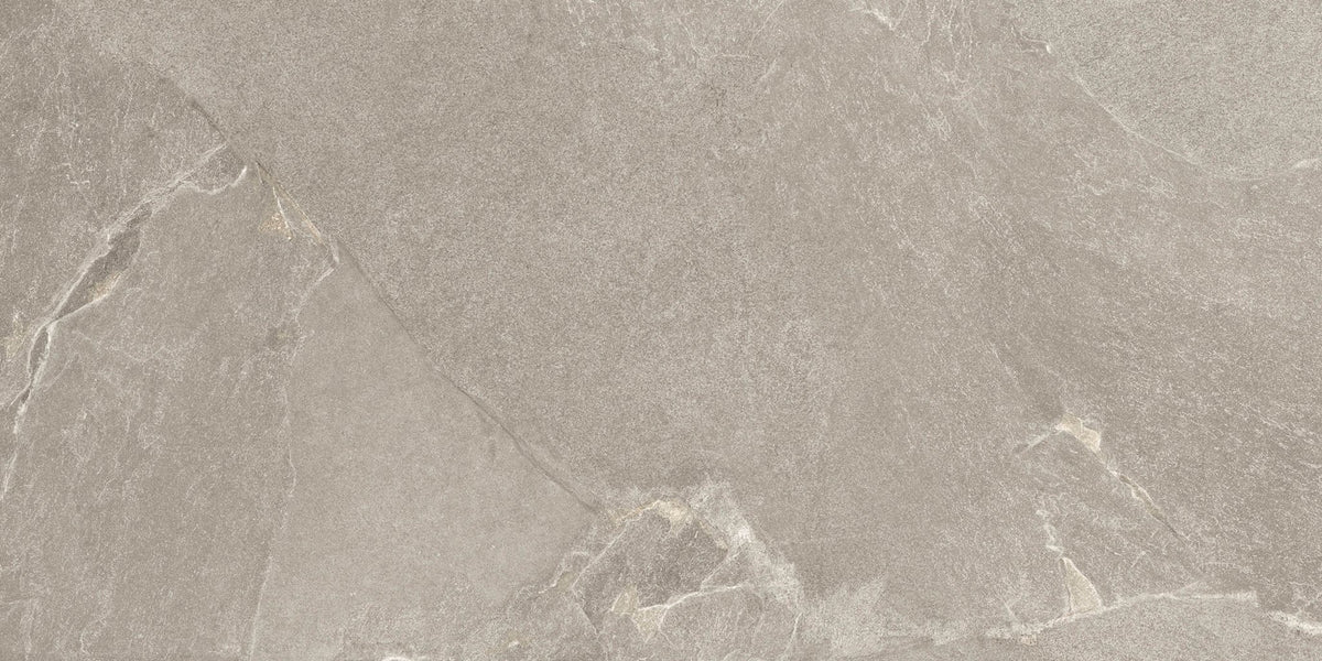 Taupe leisteenlook vloertegel met lichte kleurverschillen in het oppervlak.