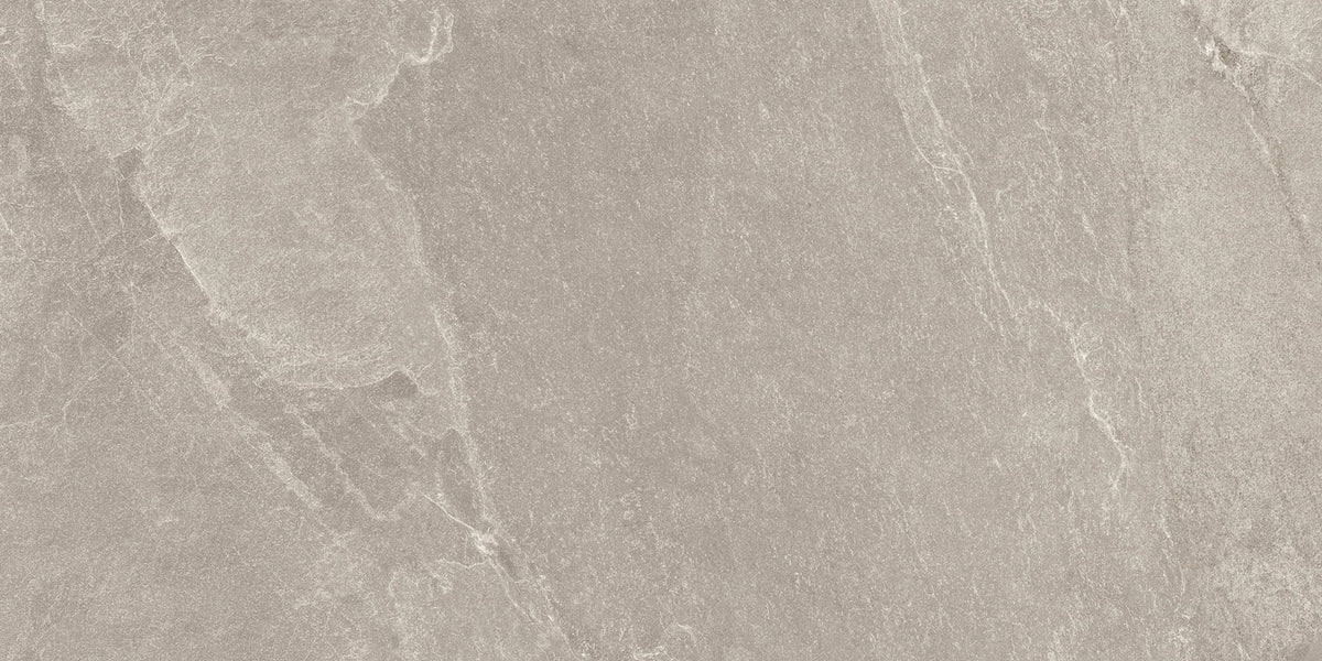 Taupe leisteenlook vloertegel met een fijne, wolkige adering.